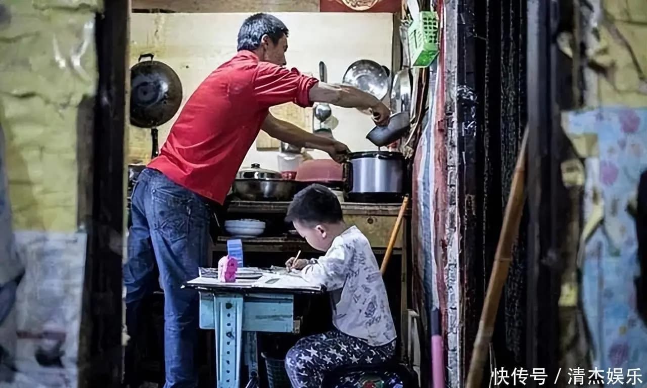 冉光辉参加央视节目《嗨!好久不见》时的画面