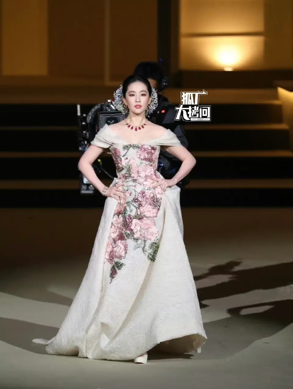 刘亦菲身穿Elie Saab高定礼服压轴出场