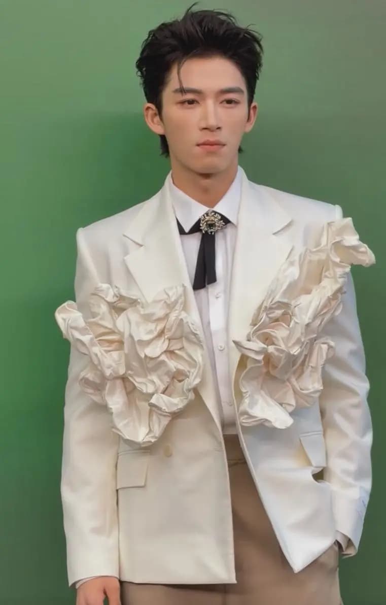 王星越胸前开花设计礼服