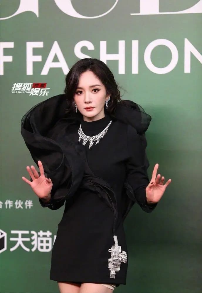 杨幂黑寡妇造型亮相Vogue盛典,妆容显凶