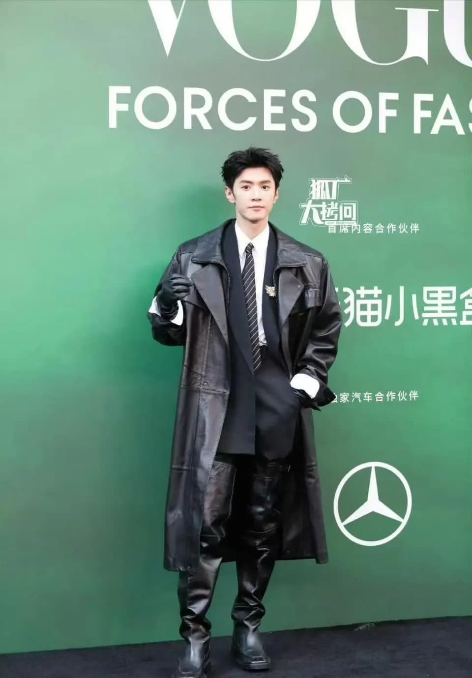 陈哲远上下半身风格割裂的奇怪造型