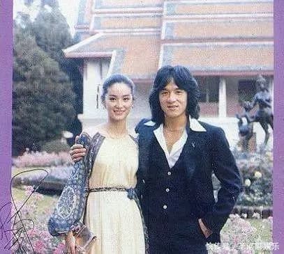 1979年泰国街头成龙留长发穿喇叭裤与穿着白衬衫的林青霞并肩合影,展现70年代时尚风貌