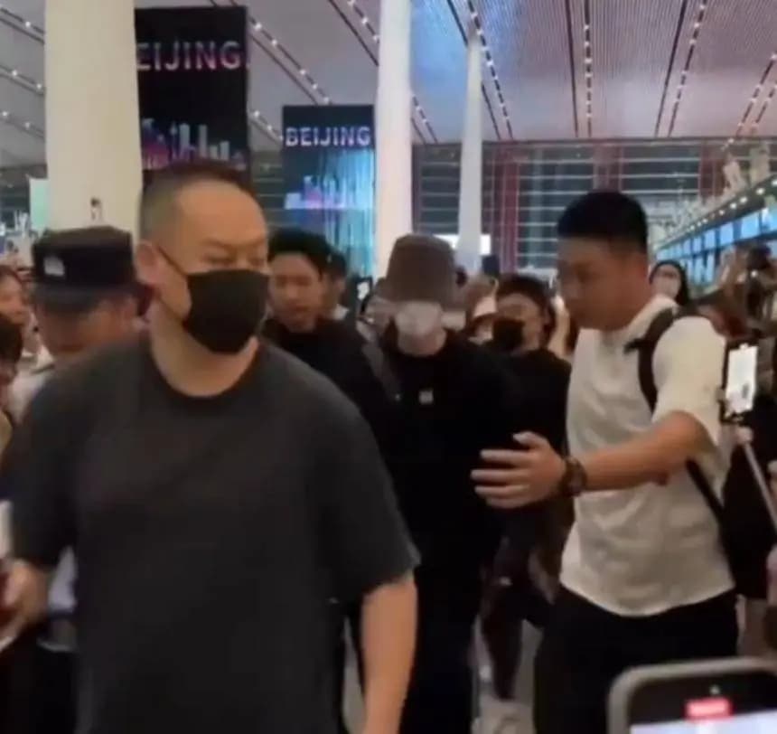 新生代偶像王一博帅气照片