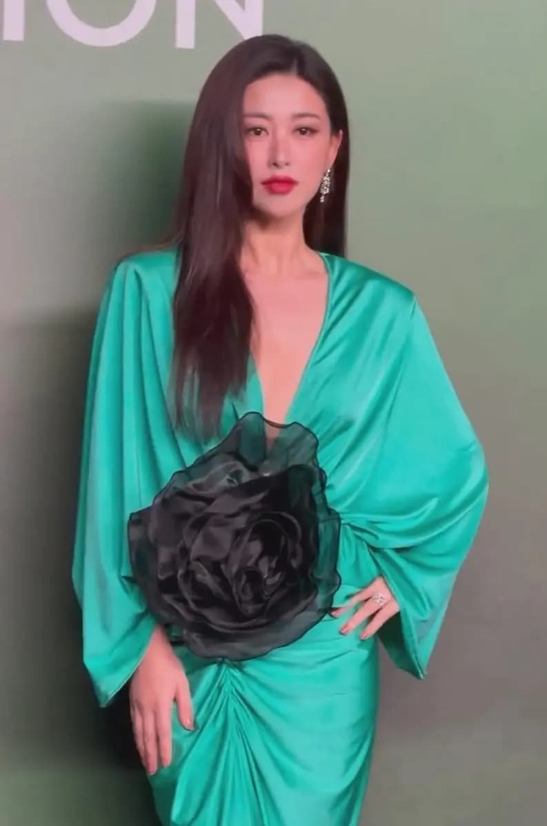 朱珠红毯自信大方,时尚表现力强