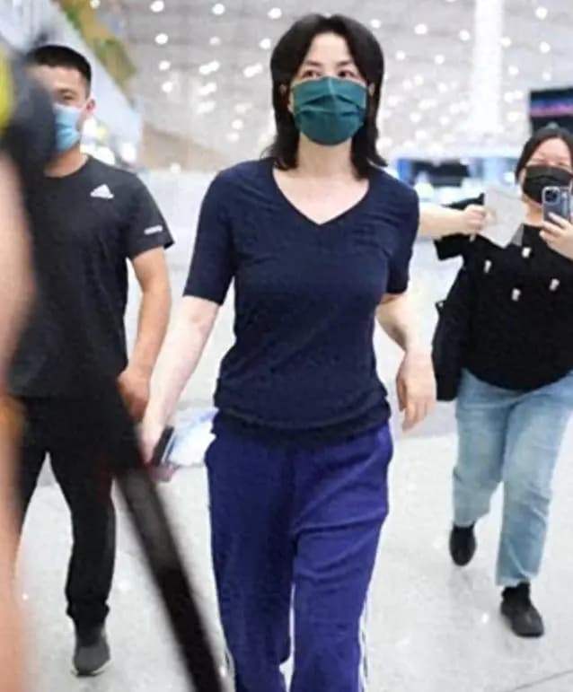 王菲一身休闲装现身机场在检票口找王一博:王一博,还没到啊?