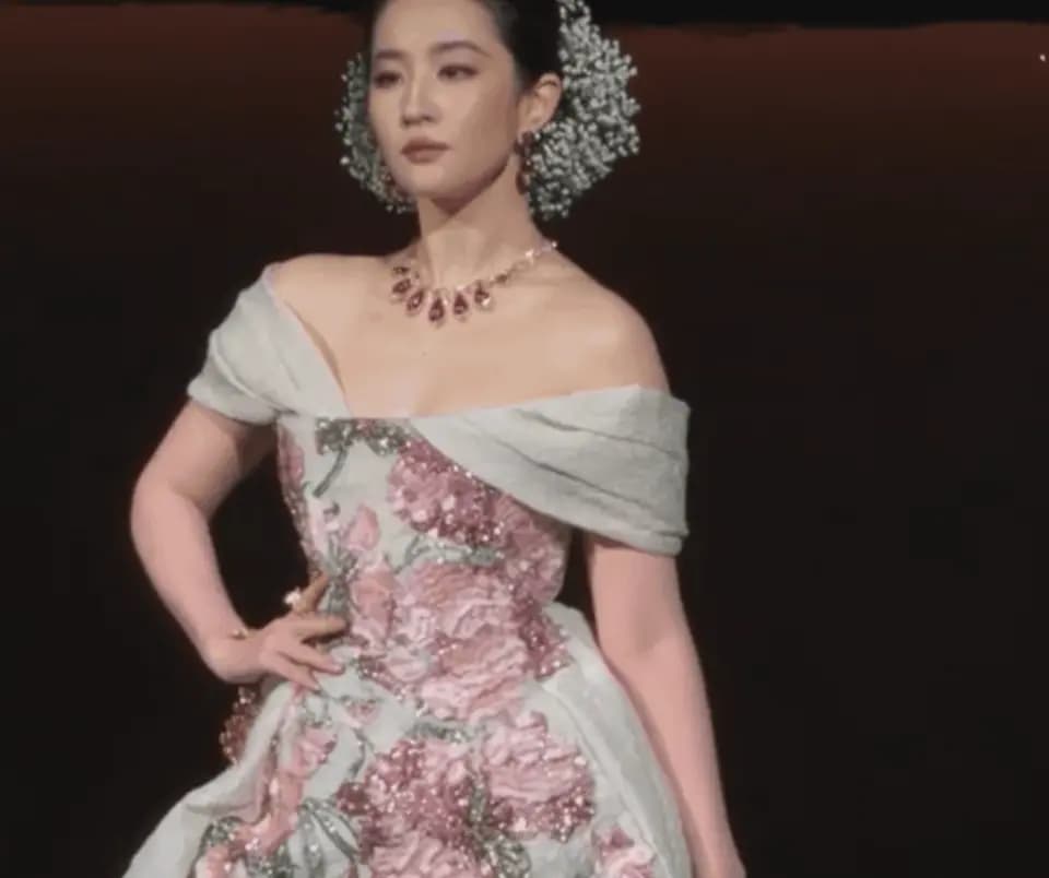 刘亦菲气场全开,展现自信野心