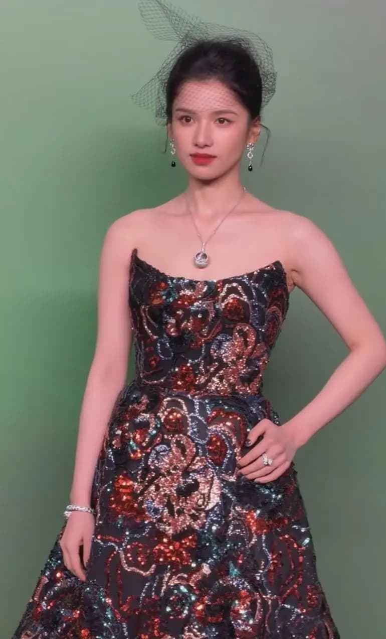 张婧仪大气骨相,红毯气场足