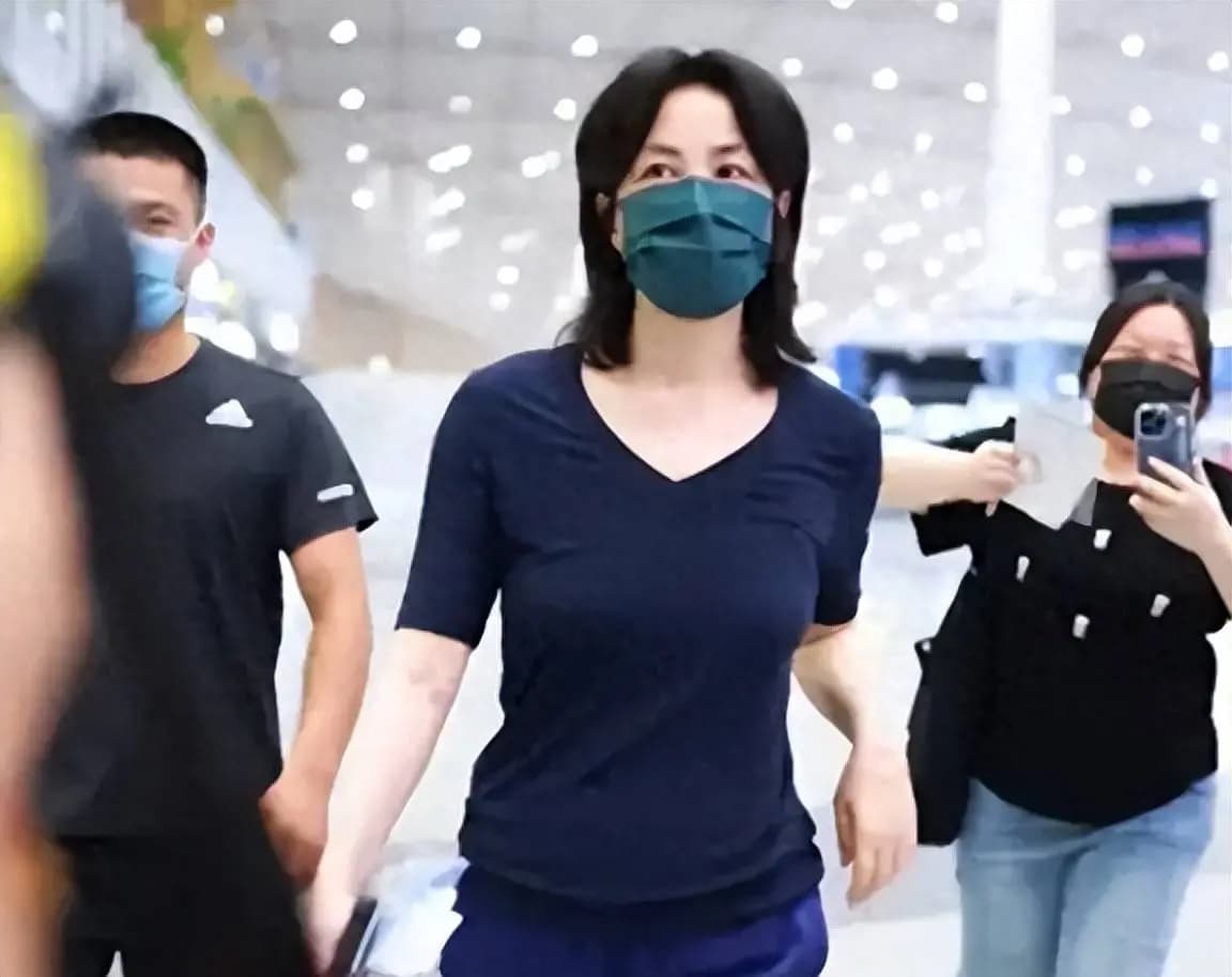 王菲一身休闲装现身机场,在检票口找王一博:王一博,还没到啊!