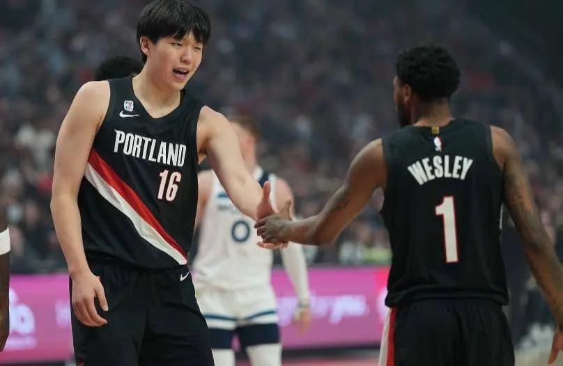 杨瀚森与戈贝尔在篮下激烈的攻防对位瞬间