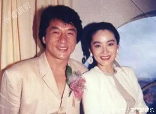 林青霞饰演东方不败的经典红衣造型与成龙的武打传奇人生轨迹交错