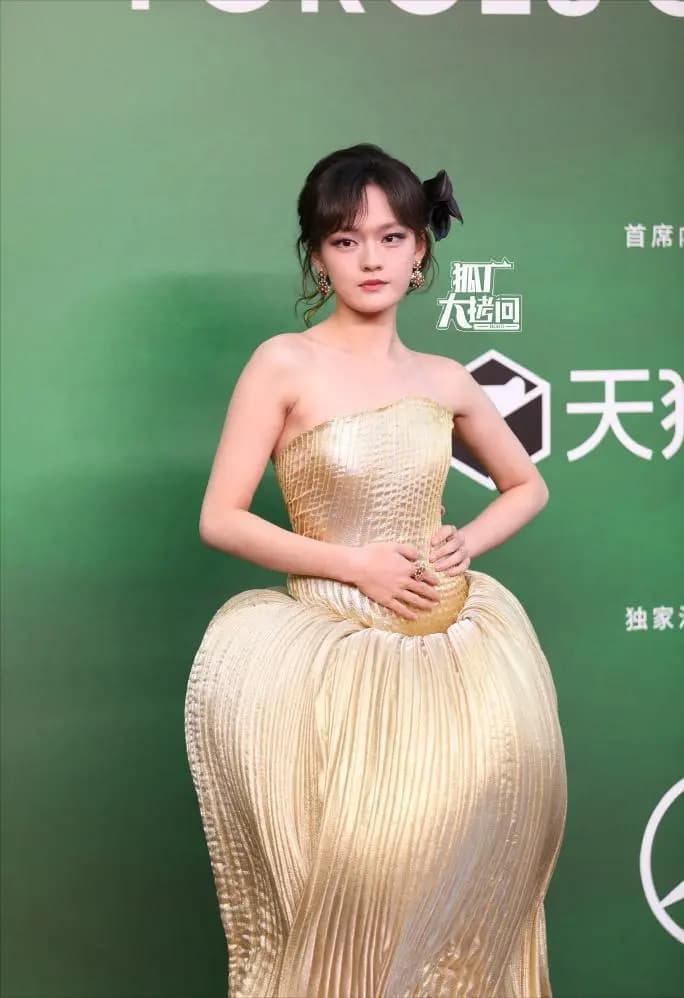 文淇身穿奇特玉米造型礼服