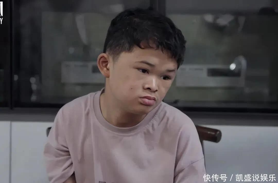 范小勤跟随父亲学习竹编手艺的农村生活场景