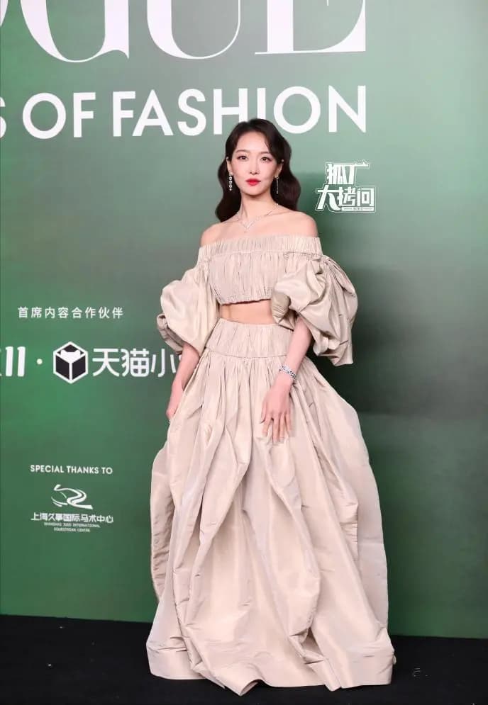 宋茜展示清晰的马甲线,身材管理极佳