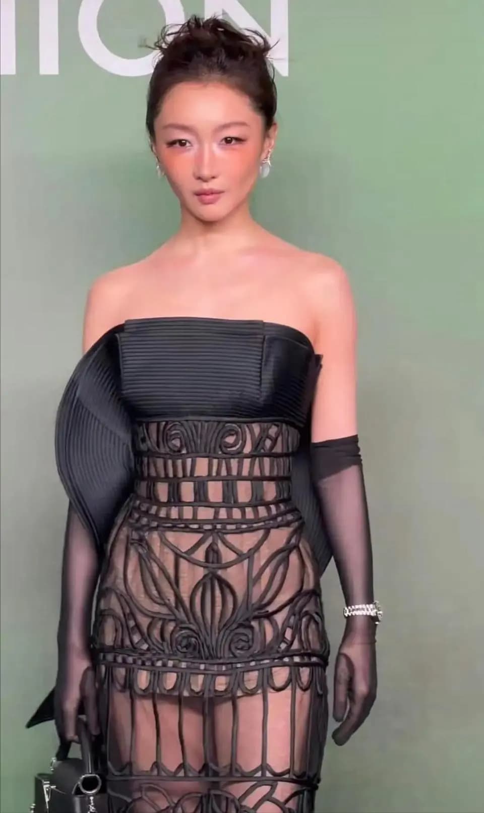 周冬雨红毯妆容翻车,面部通红眼妆奇怪