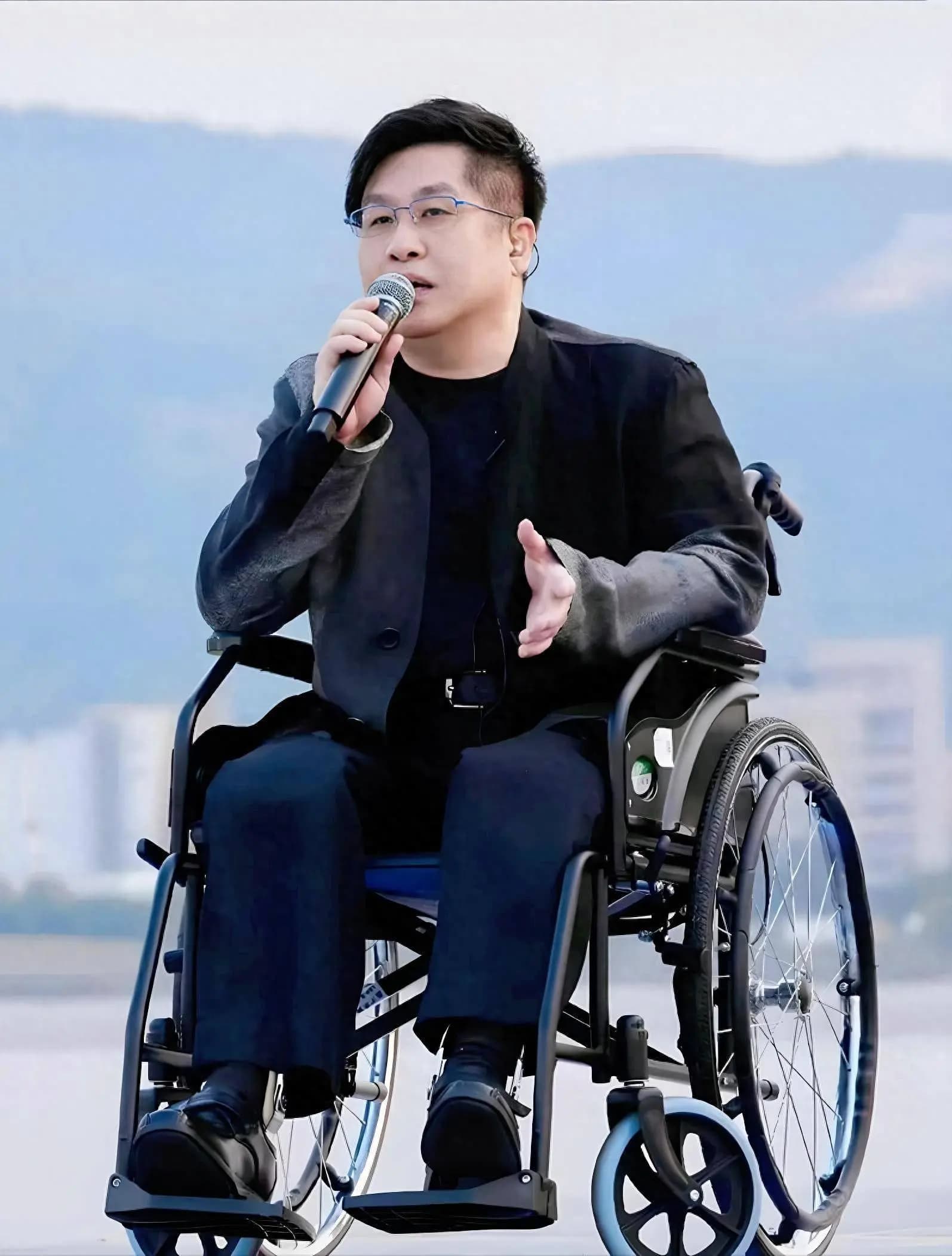 郑智化再次发文吐槽大陆机场,坦言心灰意冷萌生退意,评论区翻车