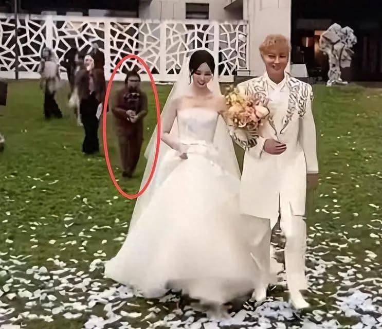 黄子韬婚礼,直播要关注,抠眼屎,染黄毛,送500克的玻璃戒指