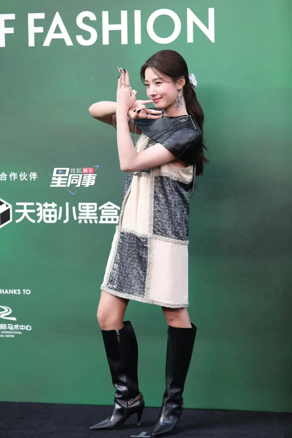 卢昱晓穿搭风格违和,显老十岁