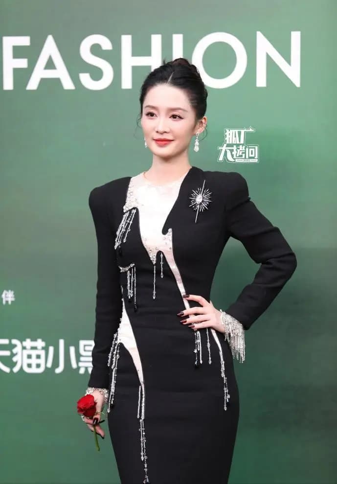 李沁展示优越腰臀比,气质端庄