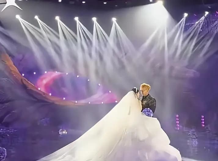 黄子韬与徐艺洋婚礼甜蜜对视,展现真实情感