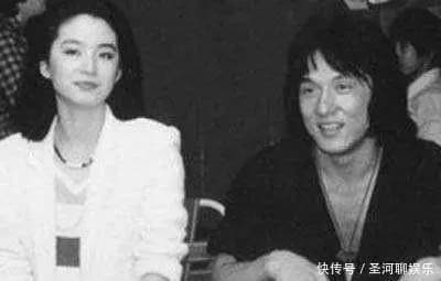 青年成龙在片场拼命拍戏的幕后故事,展现其作为功夫巨星的敬业精神与林青霞的清纯气质对比