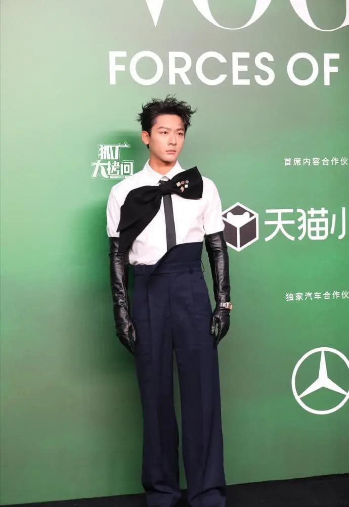 张晚意戴皮手套和大蝴蝶结,表情无奈