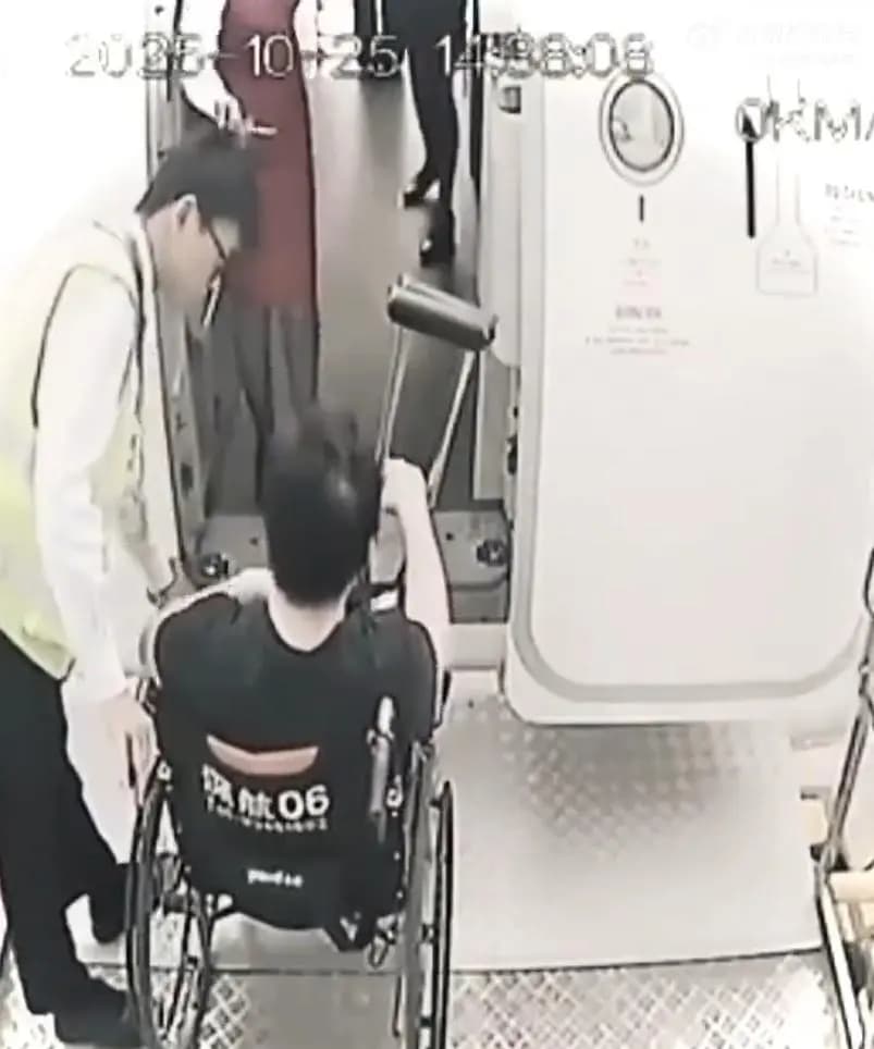 多名工作人员协助郑智化登机的视频画面