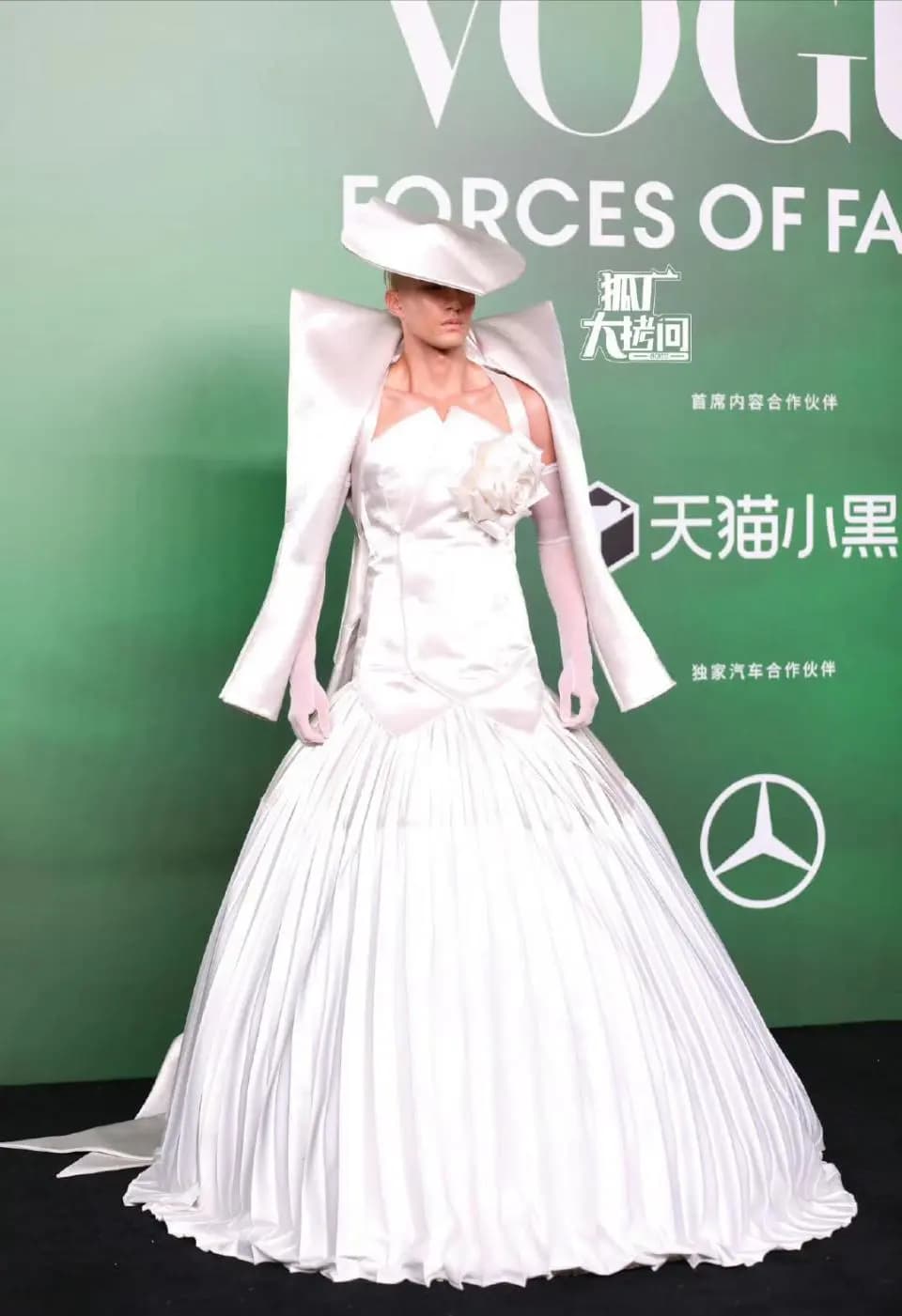 米卡穿着裙装走红毯,造型独特