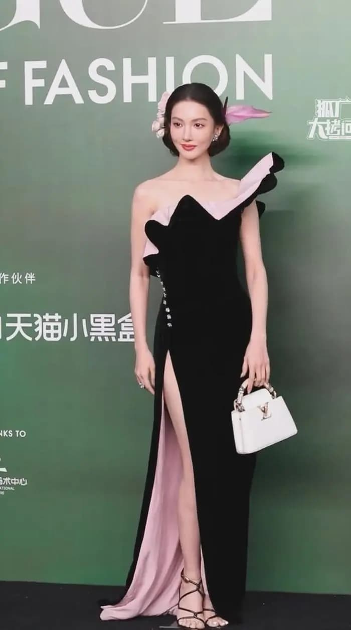 金晨明艳性感,宛如盛开的荷花