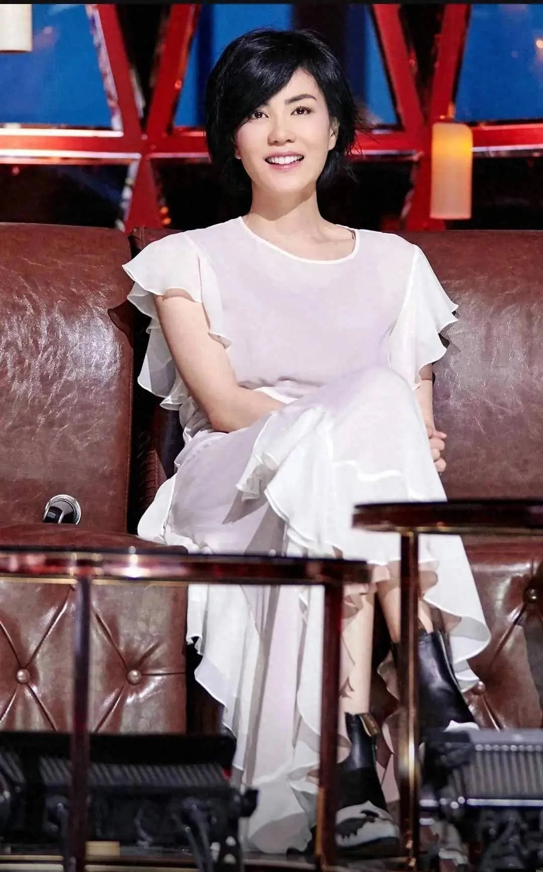 王菲王一博机场深情对视,巨星间的传承与共鸣触动人心!