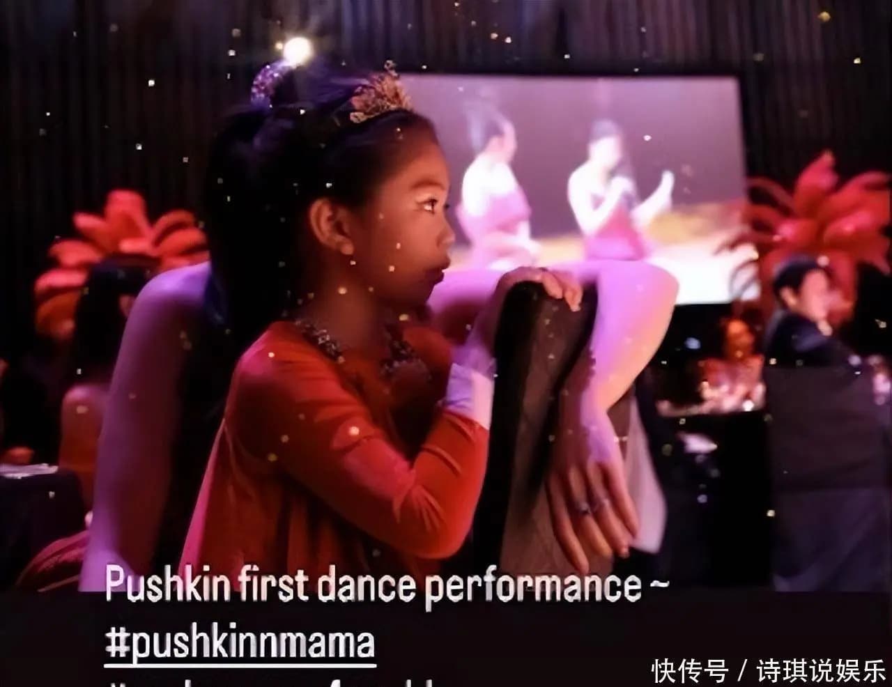 6岁辛千觅身穿红色礼服在晚宴上跳舞