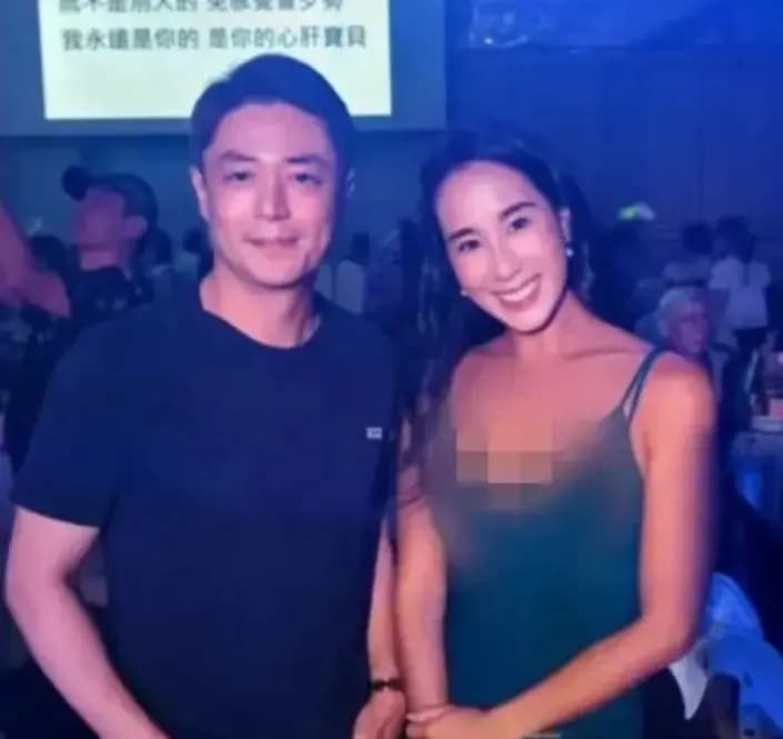 霍建华身穿黑色T恤和牛仔裤,面色红润与宾客开心合影