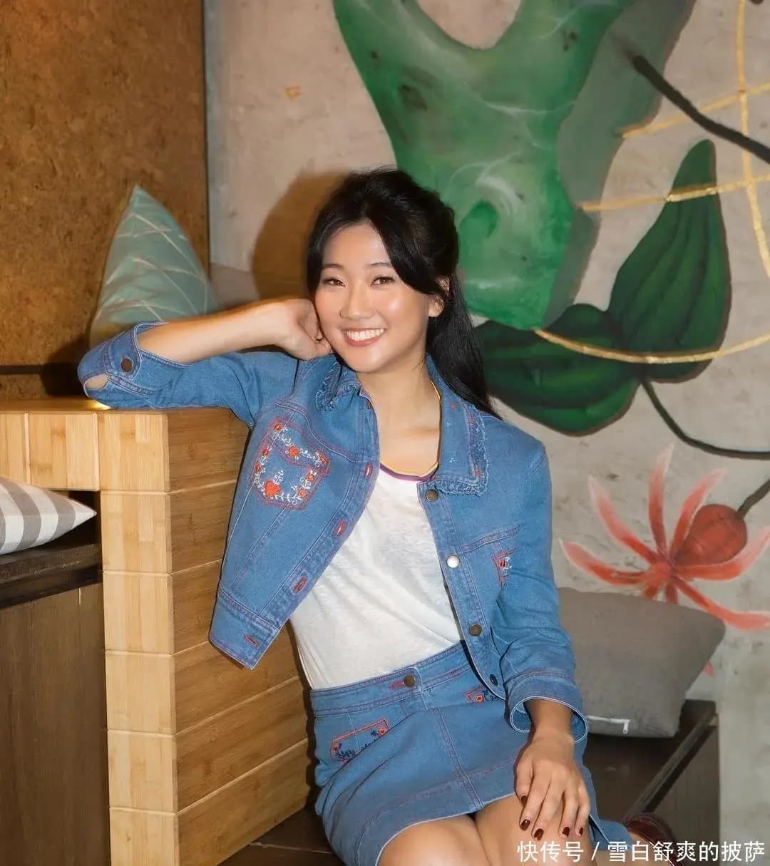 学霸郑瑶身穿学士服的毕业纪念照