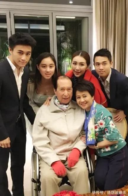 何超盈丈夫辛奇隆与其博士毕业时的合影回顾