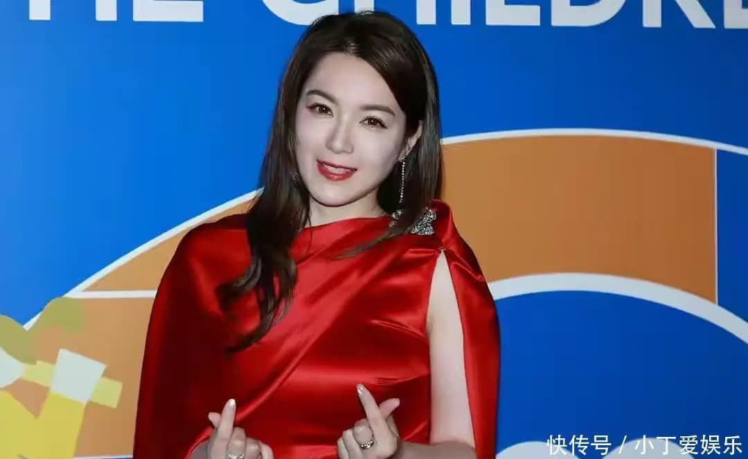 苟芸慧红裙亮相商业活动状态佳