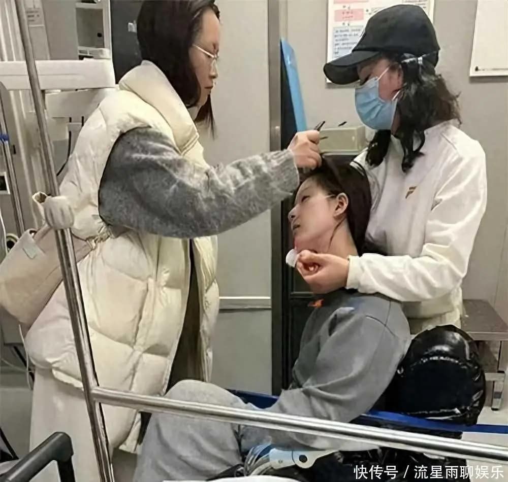 赵露思因过度劳累坐轮椅就医