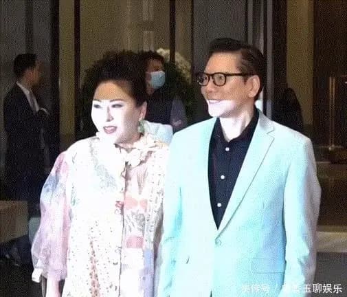 梁小娟打扮贵气