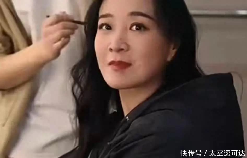 贾玲消失春晚3年,退综艺解散公司,43岁活成了这样!