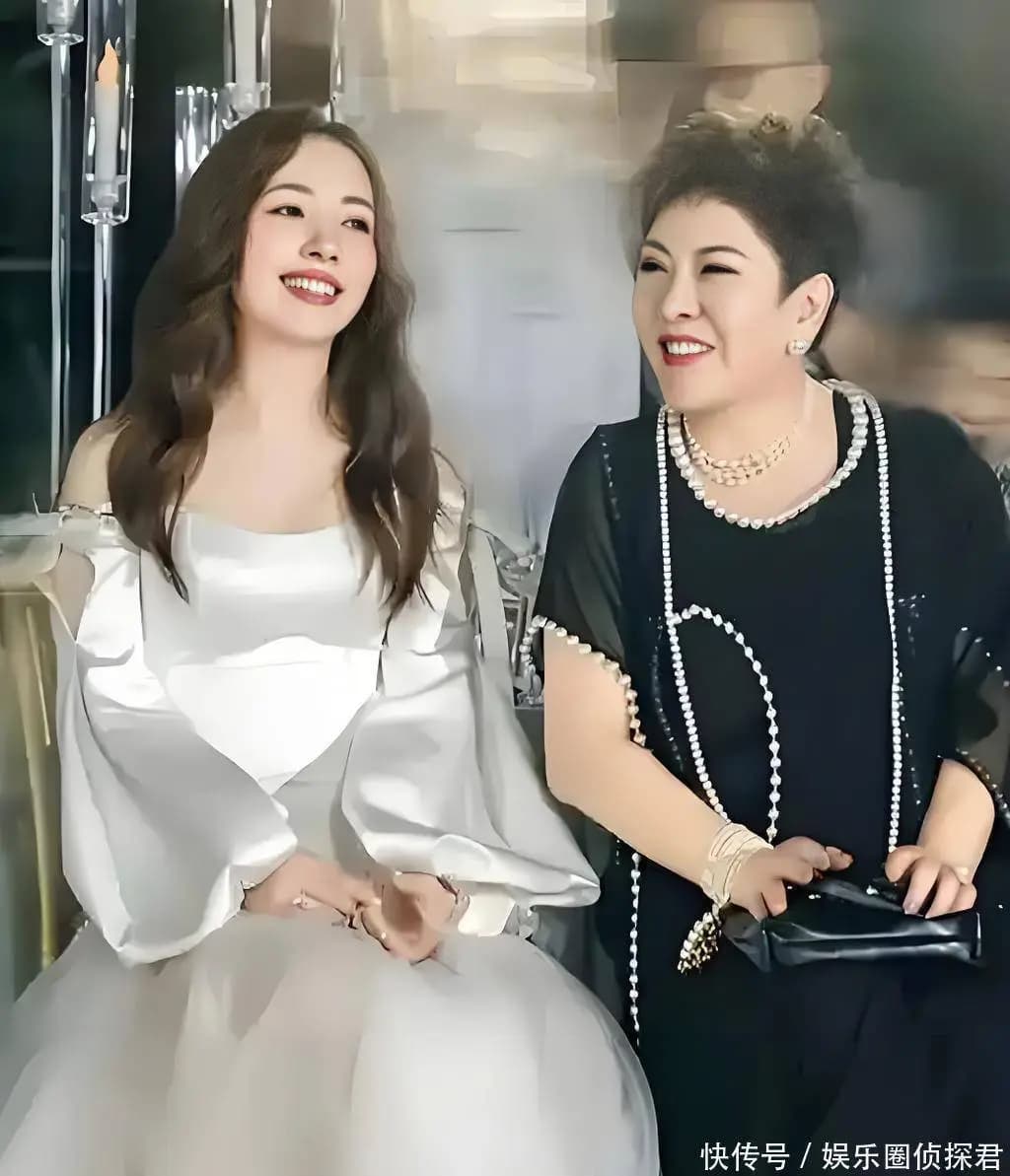 郭碧婷携子女返港与公婆向华强向太团聚的全家福