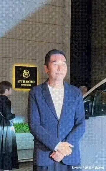 卫诗雅婚后更显精致