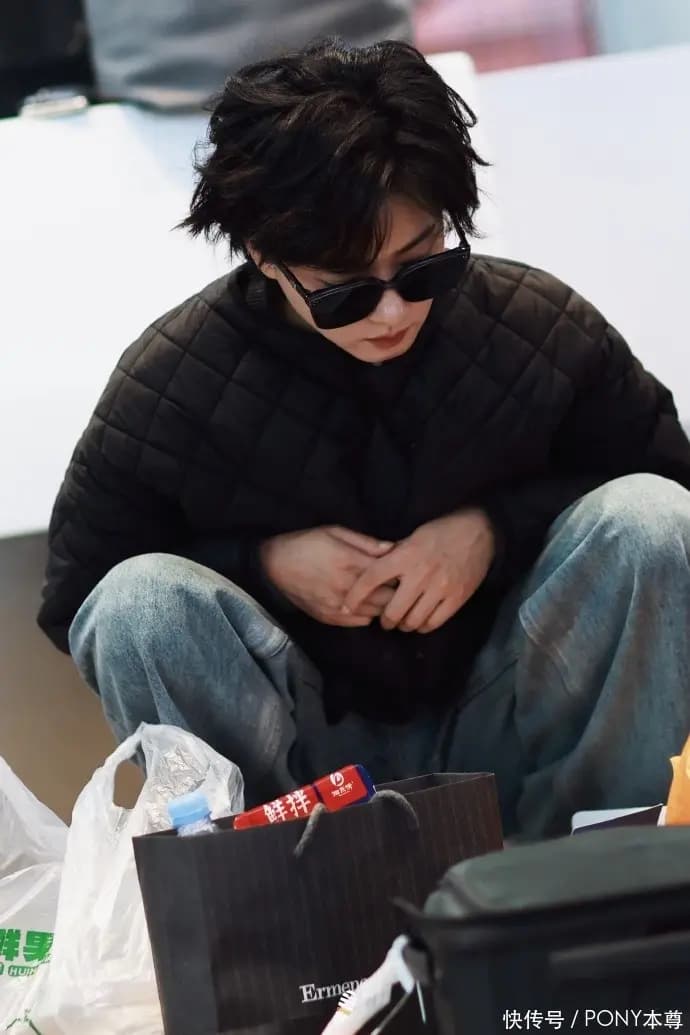 万茜身穿黑色菱格无领棉夹克搭配灰色针织衫内搭细节