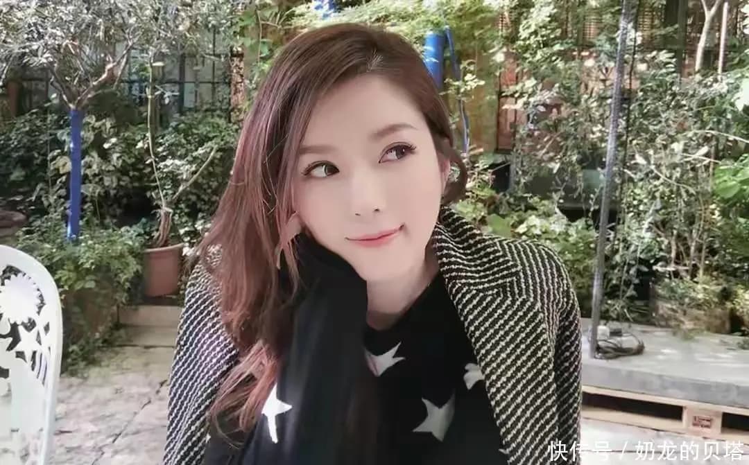 苟芸慧自信笑容展现女性魅力