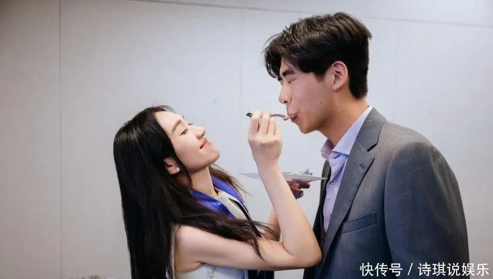 何超盈与女儿在慈善晚宴现场的温馨互动