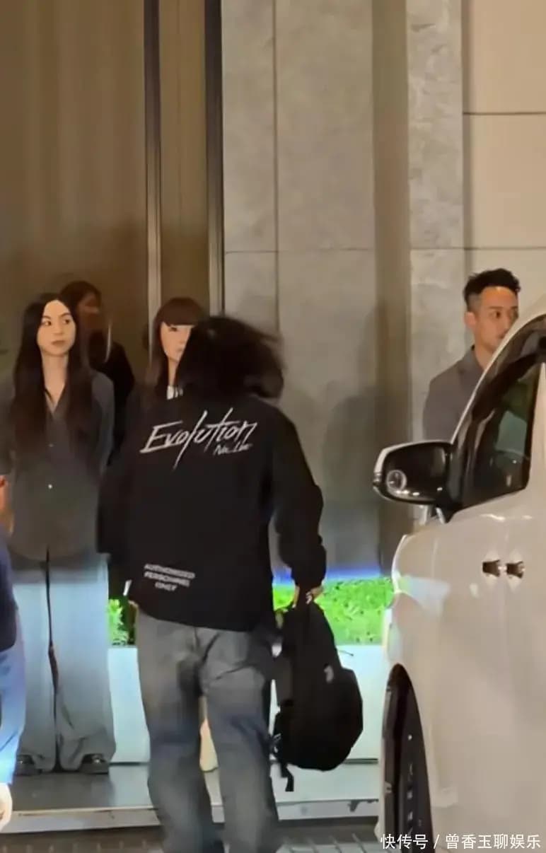 拉姑戴粉色发箍显年轻