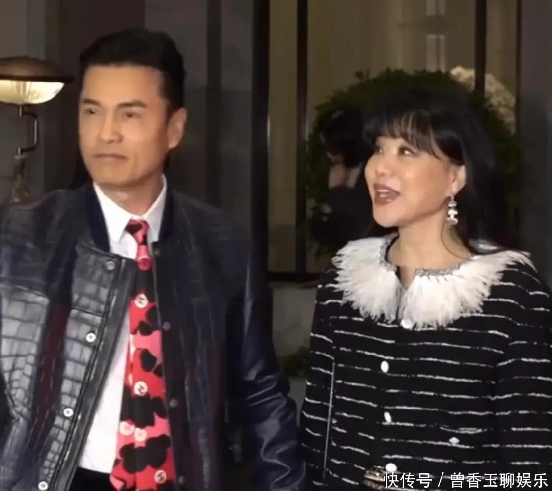 吕良伟身穿皮衣状态佳