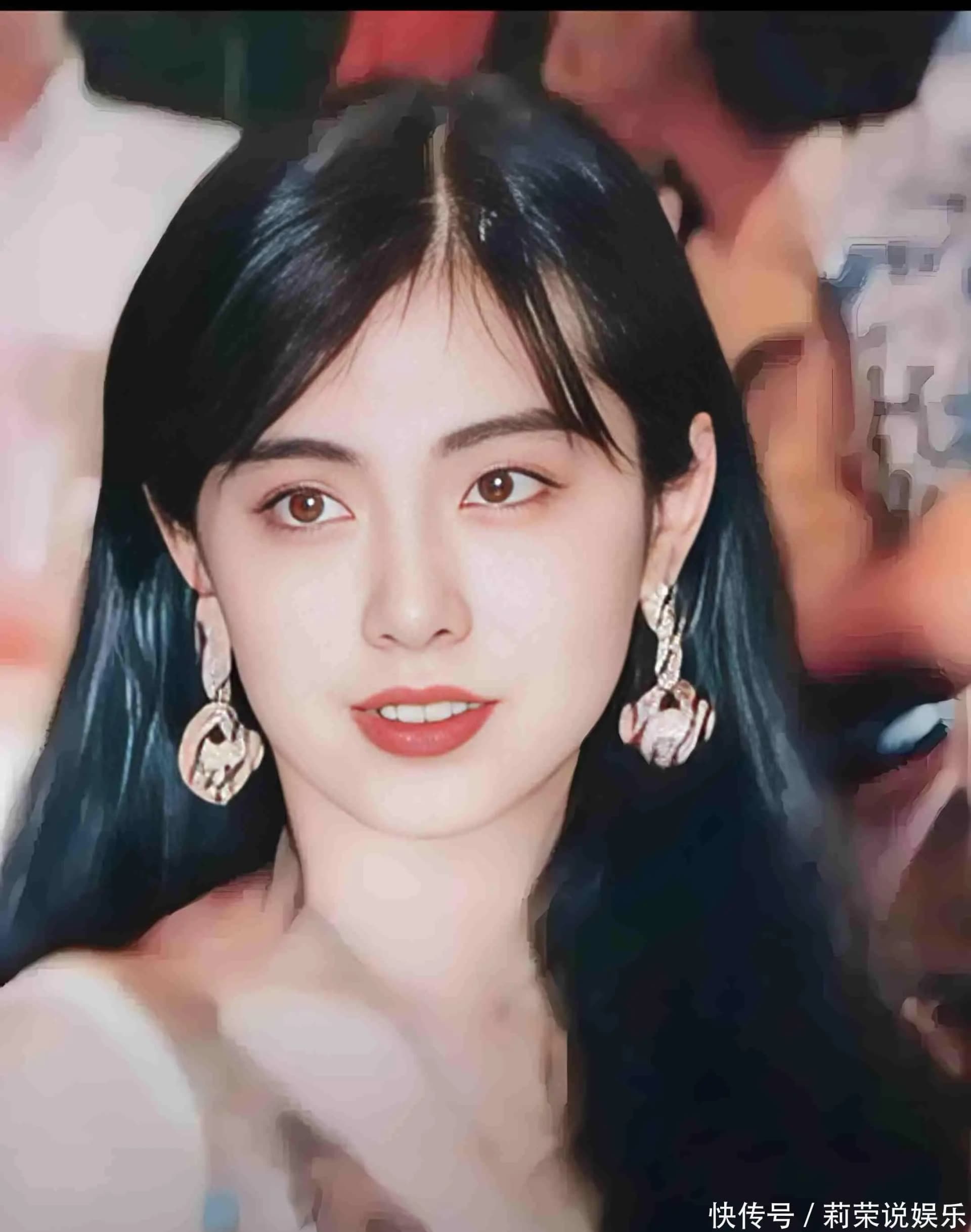 粉丝在温哥华偶遇王祖贤为客人做艾灸