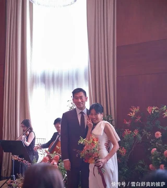 郑瑶大婚当天身穿龙凤褂敬茶及婚礼现场图