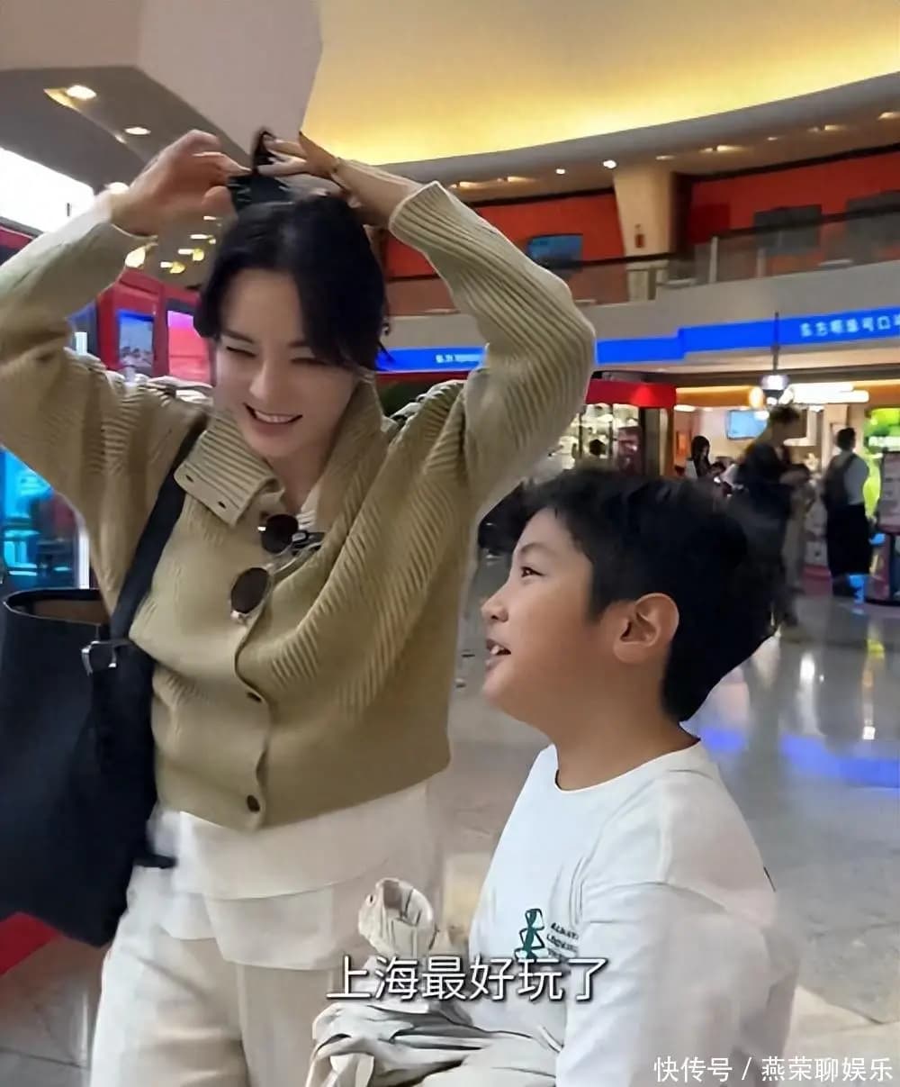 蔡琳带儿子来上海玩,8岁朴珉宇爱吃上海煎包,还称韩国都没有