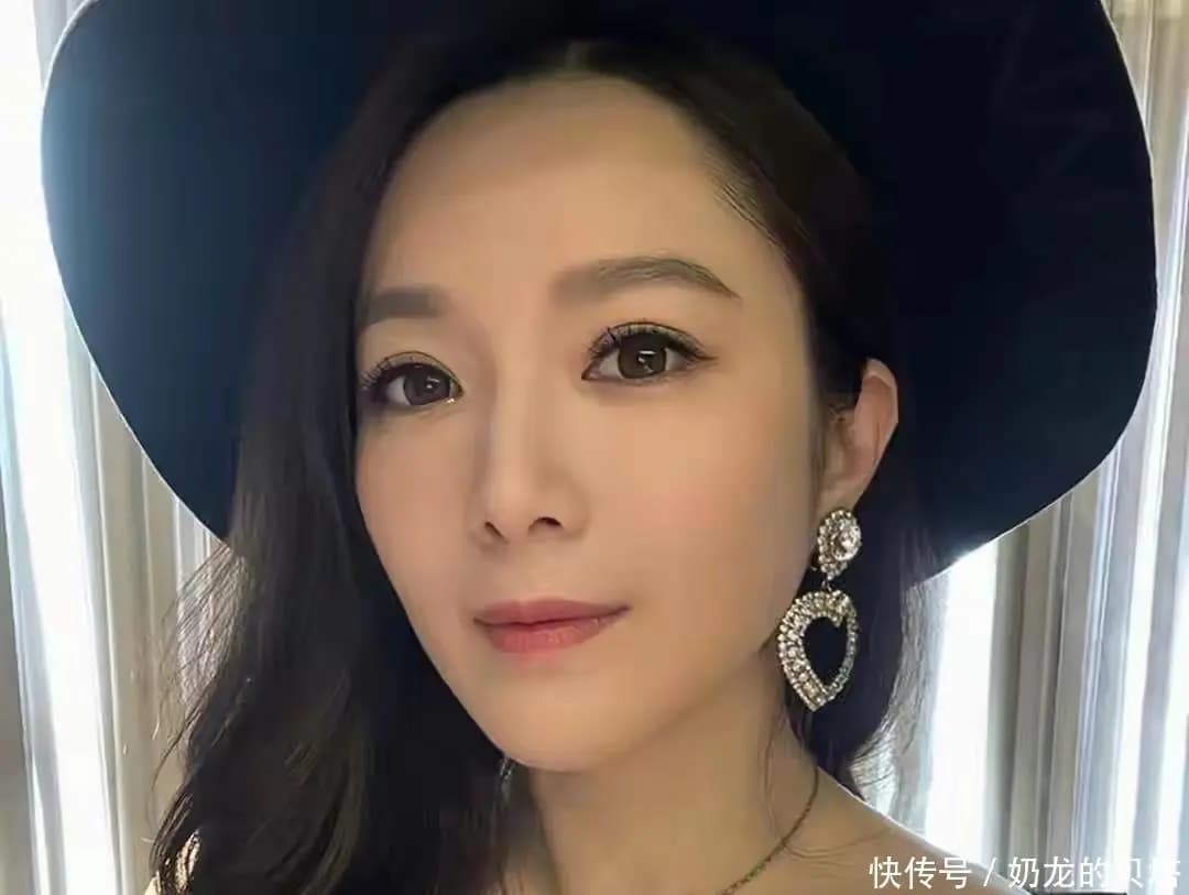 苟芸慧与宠物狗的温馨互动