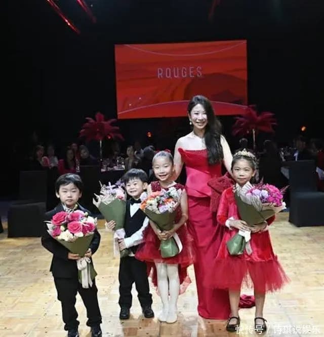 何超盈母女身着红色盛装亮相香港演艺学院