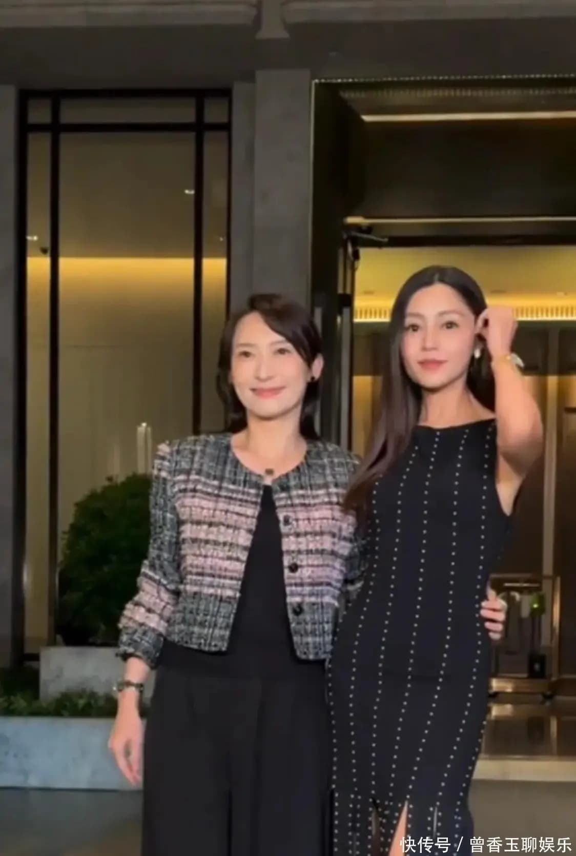 欧阳震华与妻子傅洁娴牵手